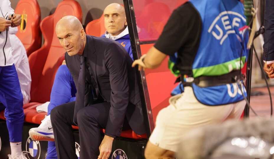 Zidane sút bóng ăn mừng phấn khích sau bàn thắng của Olise