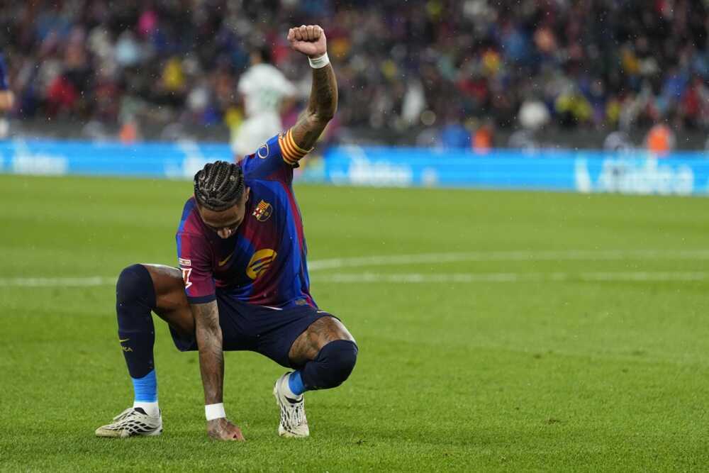 Raphinha rời sân sớm, Barcelona lo sốt vó