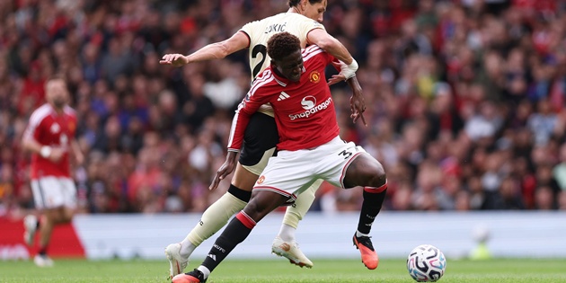 Kobbie Mainoo lột xác thành quái vật tuyến giữa của Man Utd