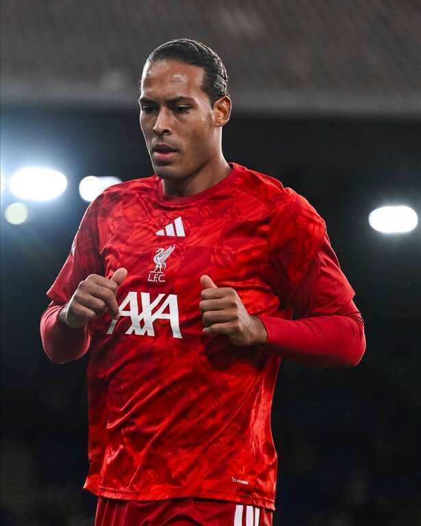 DF: Virgil van Dijk &ndash; 7,9 điểm. Vẫn đ&aacute;ng tin cậy như thường lệ. Kể từ khi cập bến Anfield, anh lu&ocirc;n l&agrave; chốt chặn ki&ecirc;n cố v&agrave; duy tr&igrave; vị thế l&agrave; một trong những trung vệ xuất sắc nhất giải. Ảnh: Liverpool.