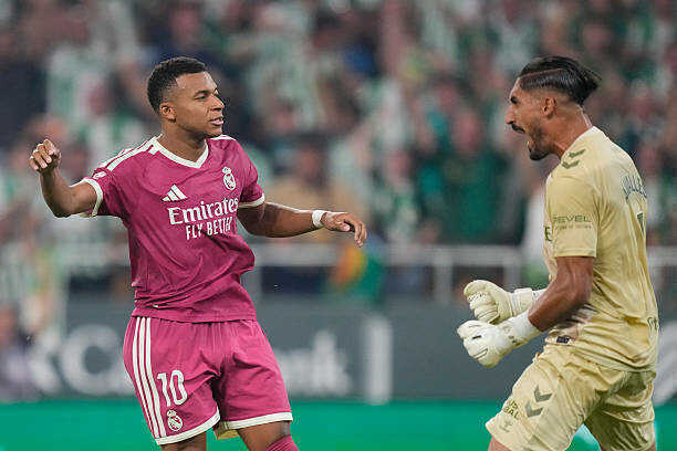 Mbappe sút hỏng 11m, Real Madrid sẩy chân trước Real Betis