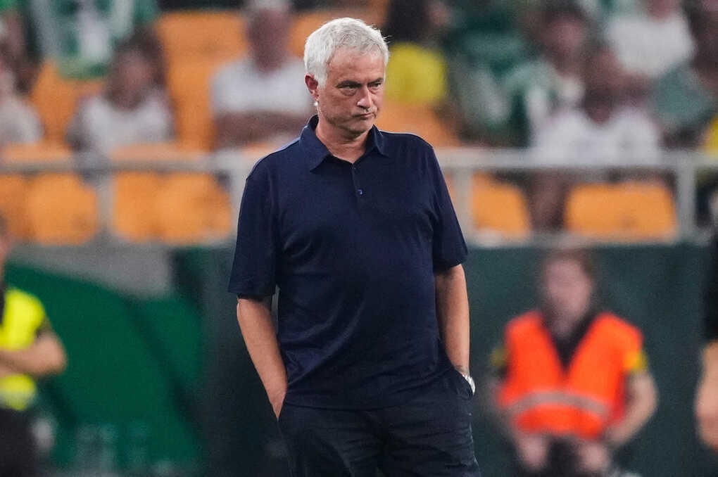 Mourinho: `Cầu thủ đối phương ăn vạ, trông như đã chết`