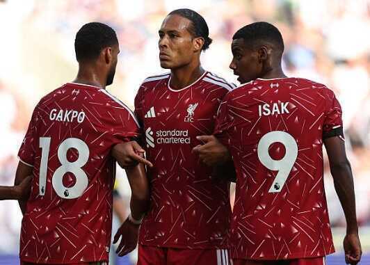 Van Dijk gửi thông điệp cho Gakpo sau drama chuyển nhượng