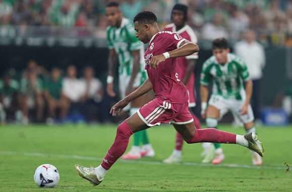Vì sao Mbappe không được thực hiện lại quả phạt đền?