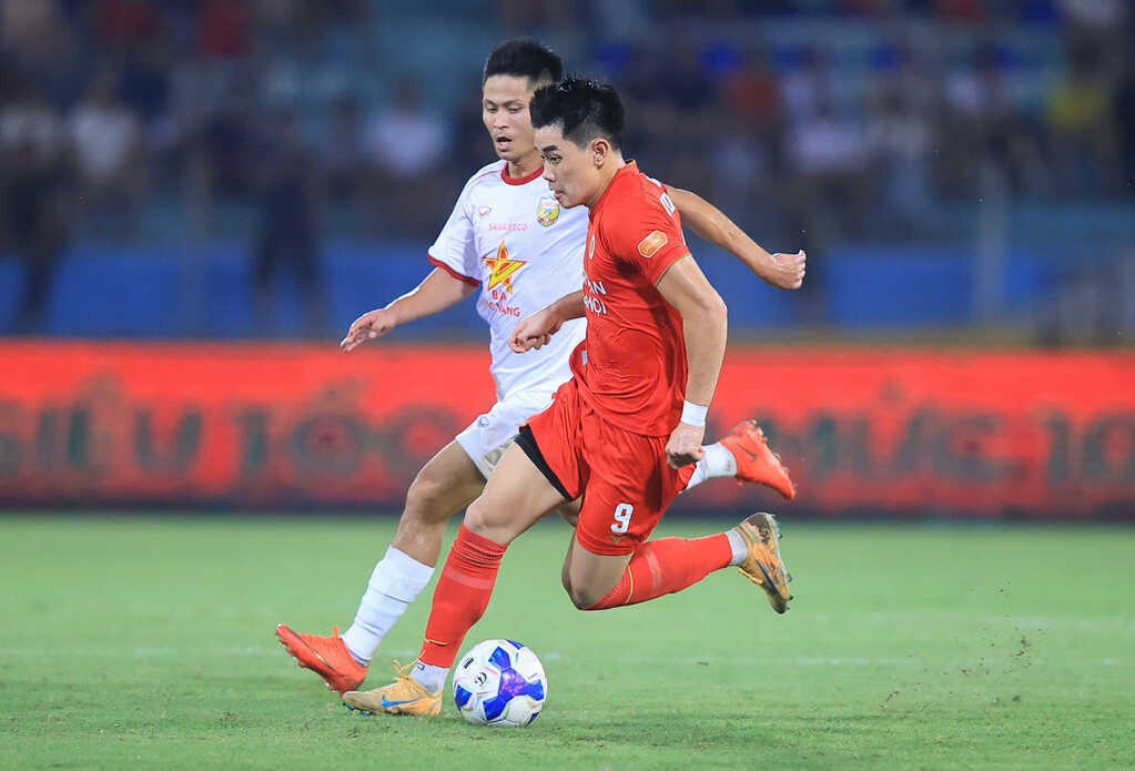 Đình Bắc tái hiện cú giật gót ở ASEAN Cup, HLV CAHN khen Trọng Hoàng