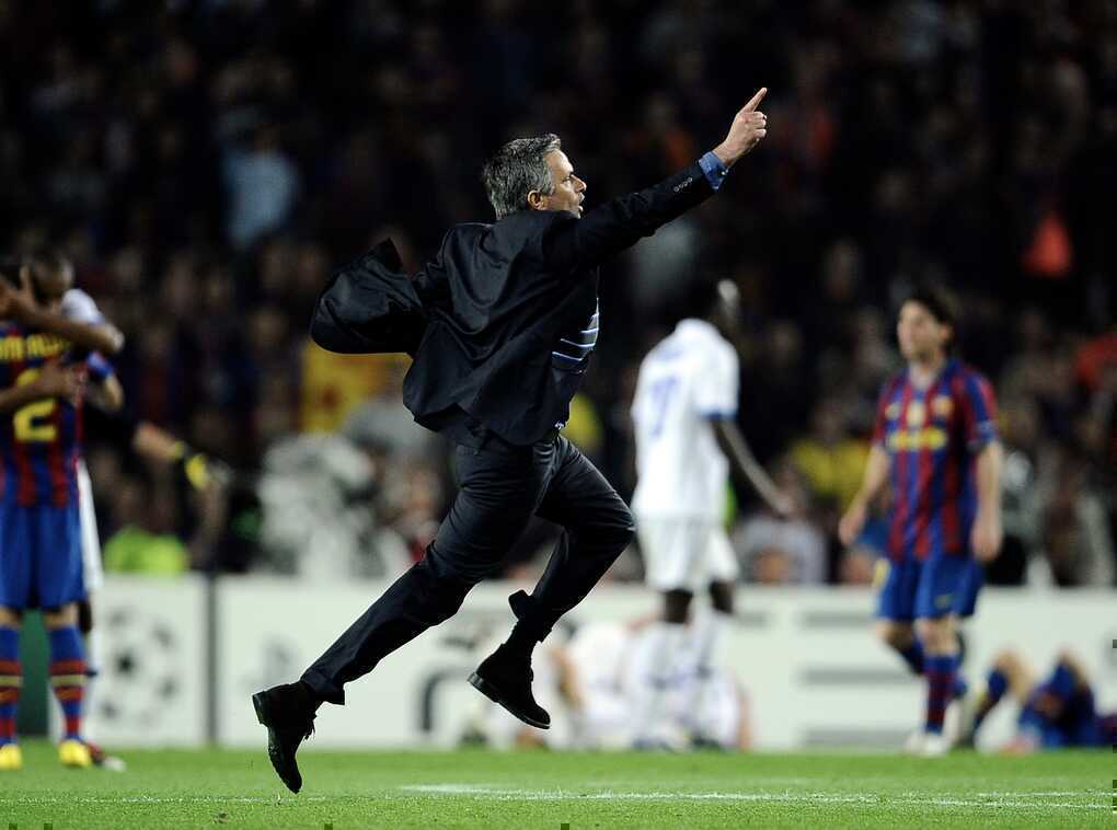 Phóng viên tặng Mourinho vòi phun nước