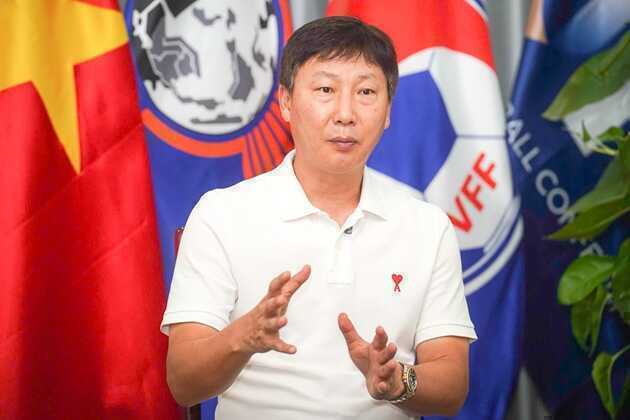 HLV Kim Sang Sik đối mặt th&aacute;ch thức lớn khi c&aacute;c đối thủ được tăng cường lực lượng. Ảnh: VFF.