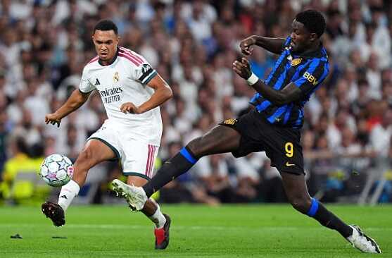 Alexander-Arnold kh&ocirc;ng c&oacute; được pha tranh chấp th&agrave;nh c&ocirc;ng n&agrave;o trước Inter. Ảnh: Angel Martinez/Getty Images.